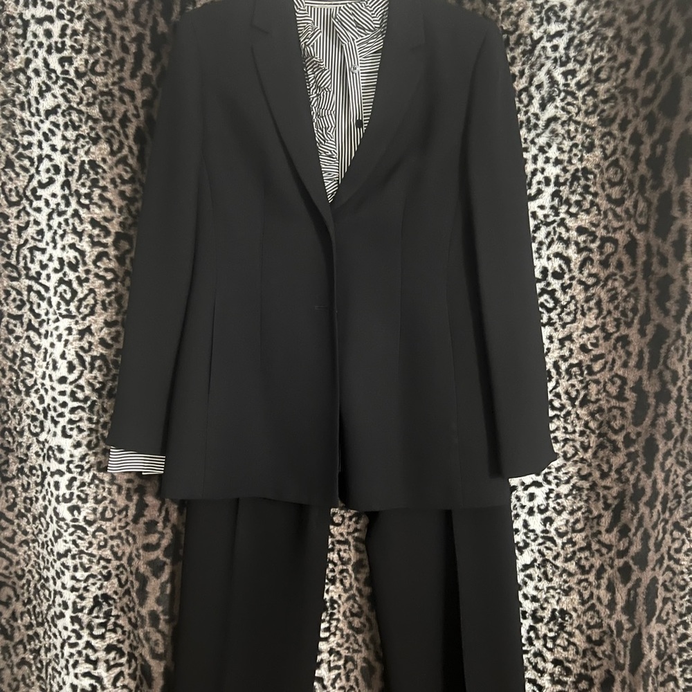 Casual Corner women black 2pc suit. Again…Timeless and classy♥️